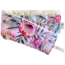 Load image into Gallery viewer, Oil Huggy - Blooms Darling